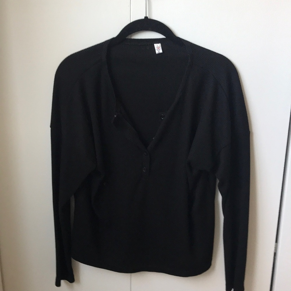 Light-weight long sleeved shirt over the head sweater..